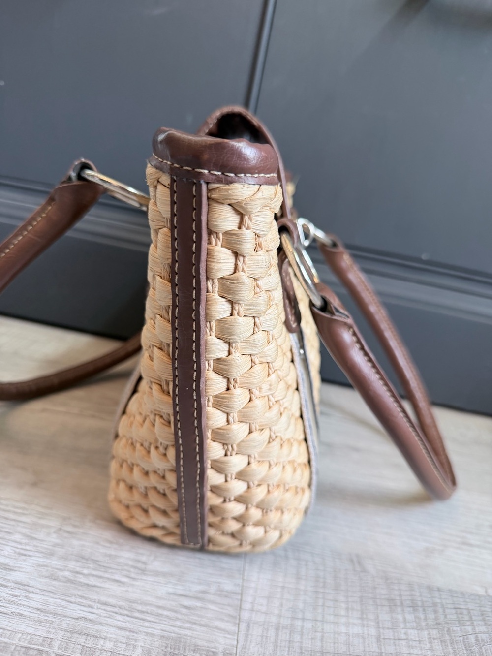 CHAPS Woven Straw Leather Shoulder Bag Brown Turn Lock Boho Coastal - Picture 4 of 10